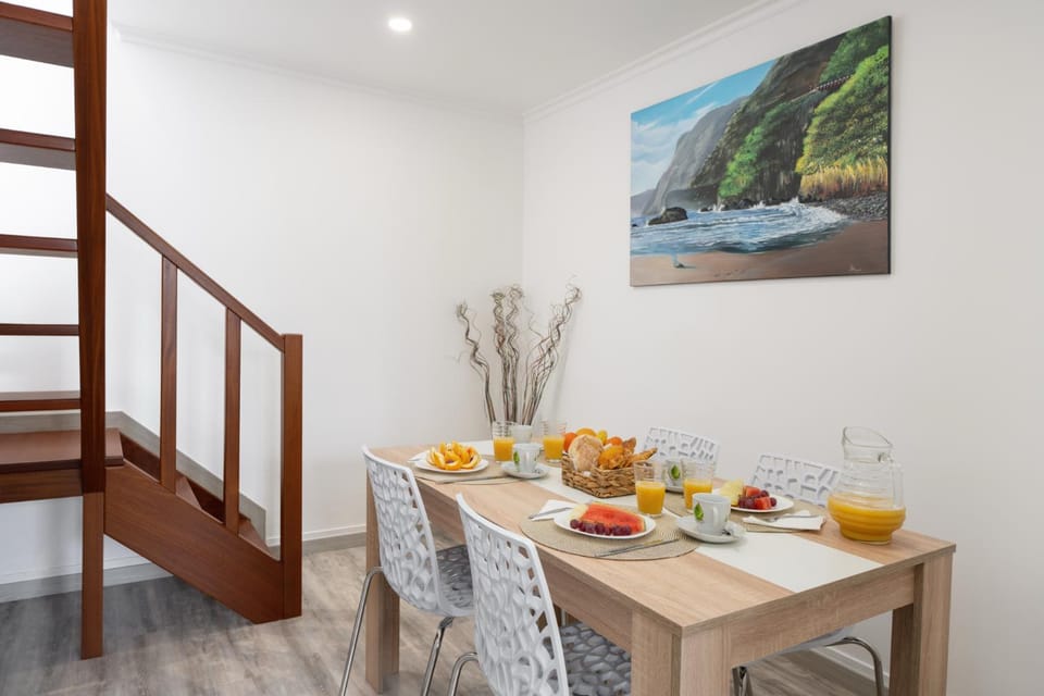 Food and drinks, Other, Seating area, Dining area, Food, Breakfast