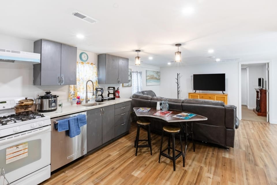 Orange NJ 2BR Duplex | Walk to Train + 2BA House in East Orange