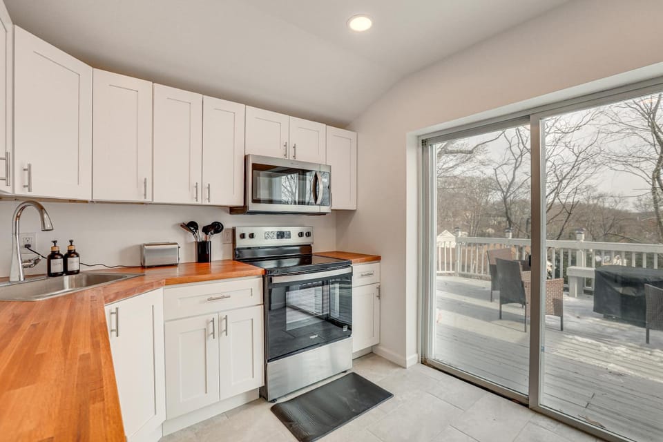 Pet-Friendly Home w/ Lake Views & Deck! House in Stanhope