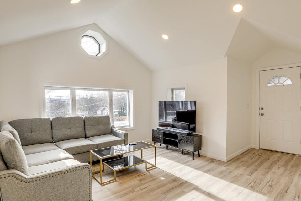 Pet-Friendly Home w/ Lake Views & Deck! House in Stanhope
