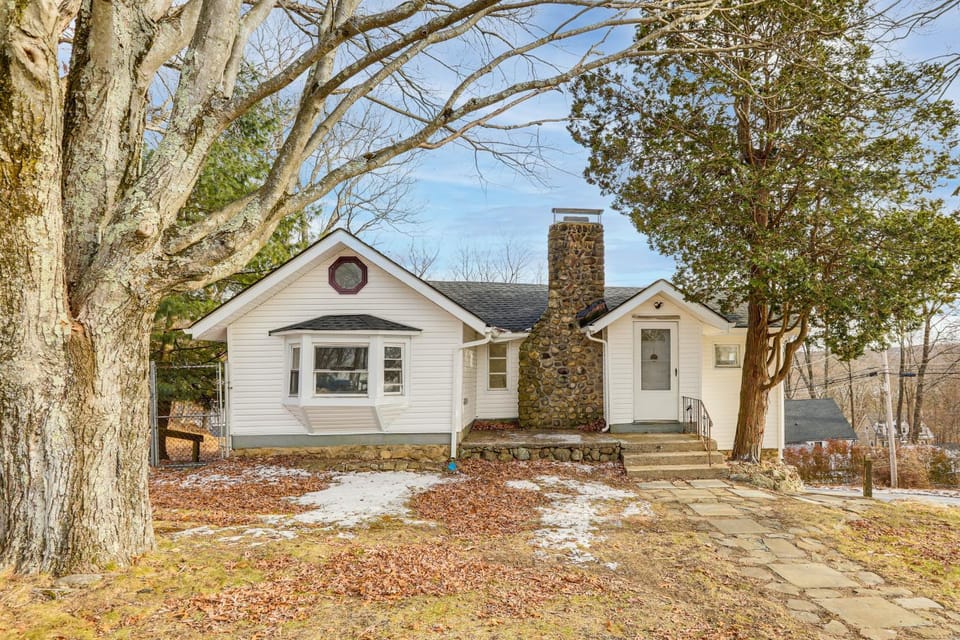Pet-Friendly Home w/ Lake Views & Deck! House in Stanhope