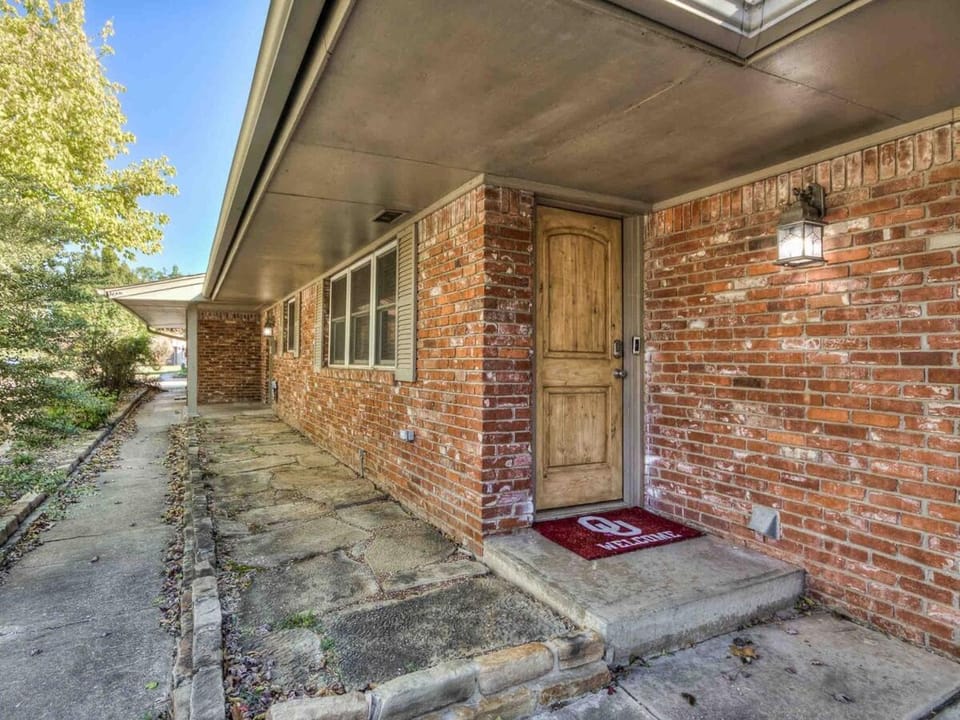 3 BR home with a Gameroom close to campus House in Norman