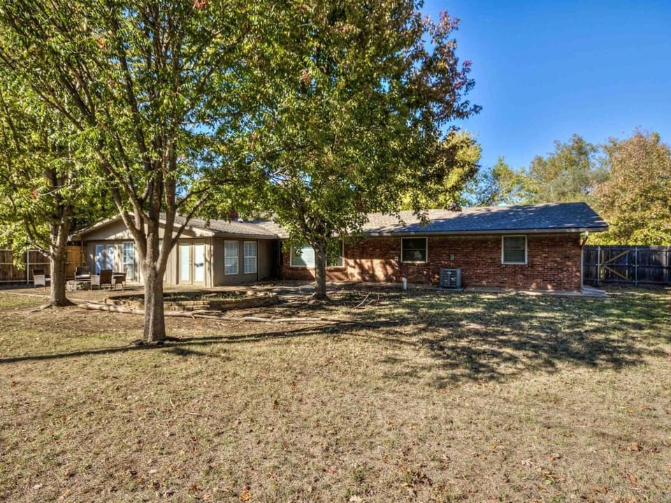 3 BR home with a Gameroom close to campus House in Norman