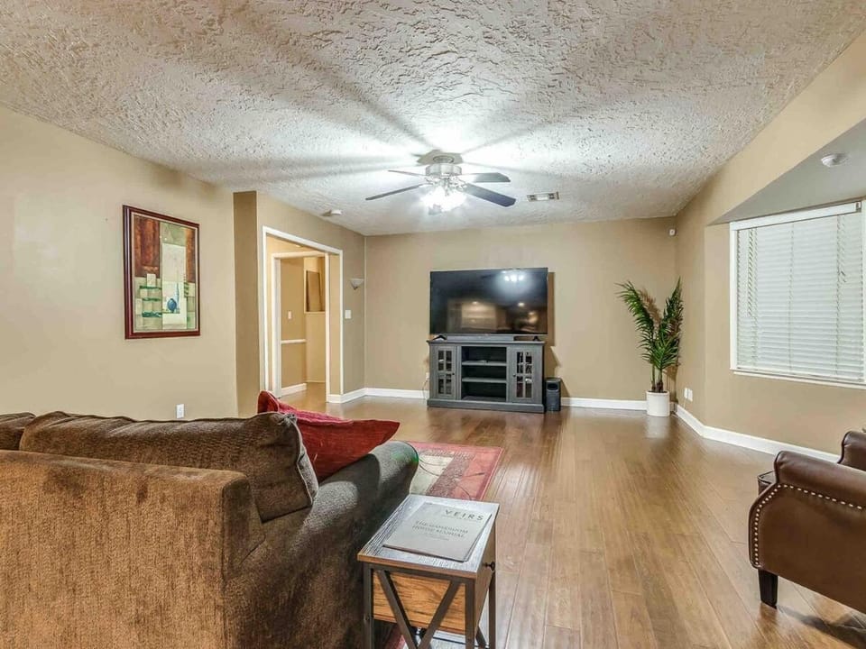 3 BR home with a Gameroom close to campus House in Norman