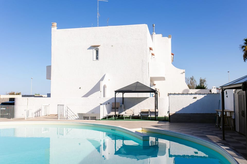 Property building, Day, Pool view, Swimming pool, sunbed