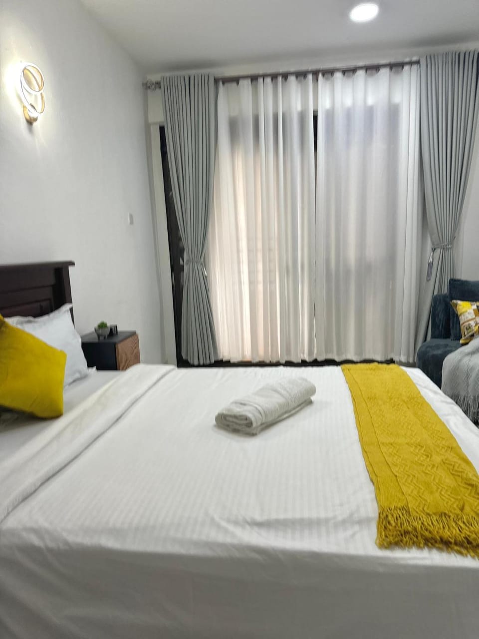 Bed, Bedroom, towels
