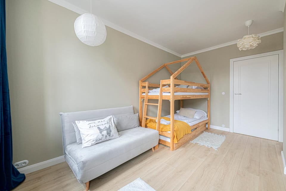 Bed, Photo of the whole room, Bedroom, bunk bed, towels