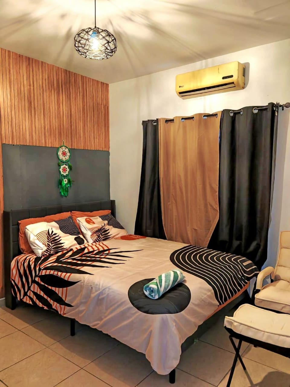 Bed, TV and multimedia, Photo of the whole room, Bedroom, towels, trouser press, air conditioner