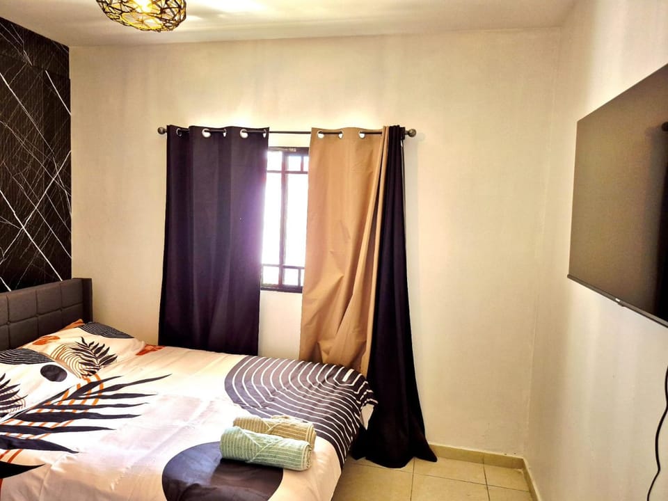 Bed, TV and multimedia, Photo of the whole room, Bedroom, trouser press