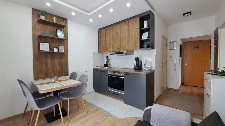Coffee/tea facilities, Kitchen or kitchenette, Dining area, minibar, oven, stove, toaster