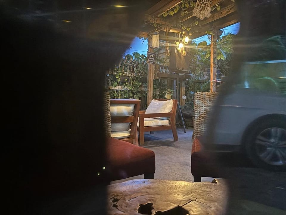 Seating area, Dining area, Parking