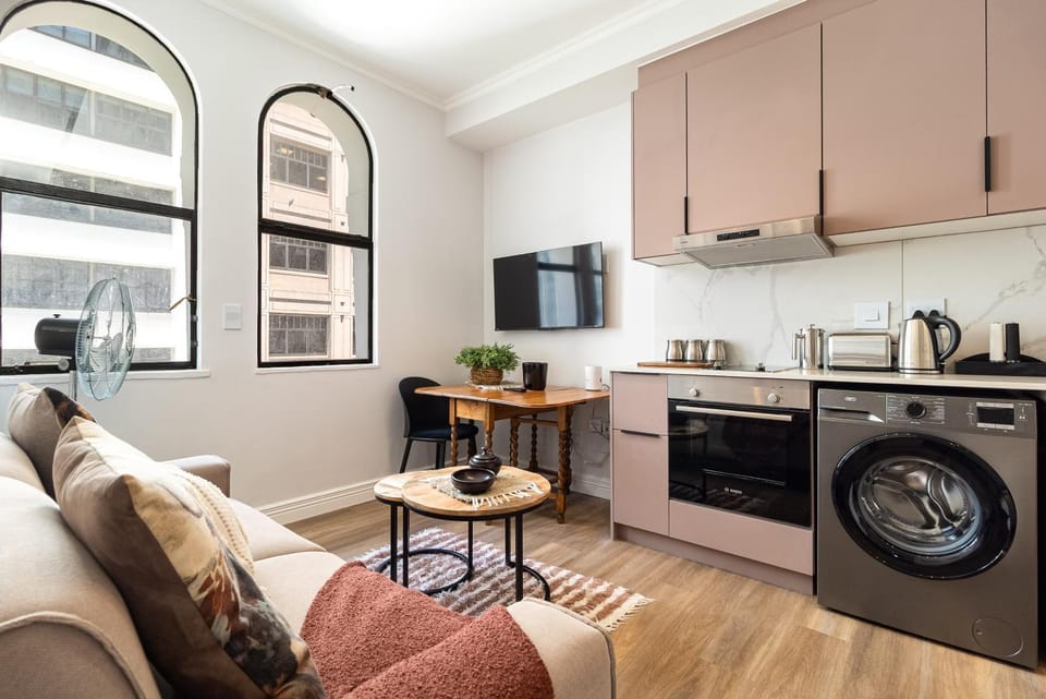 Coffee/tea facilities, Kitchen or kitchenette, Living room, Seating area, Dining area, oven, stove, toaster, washing machine