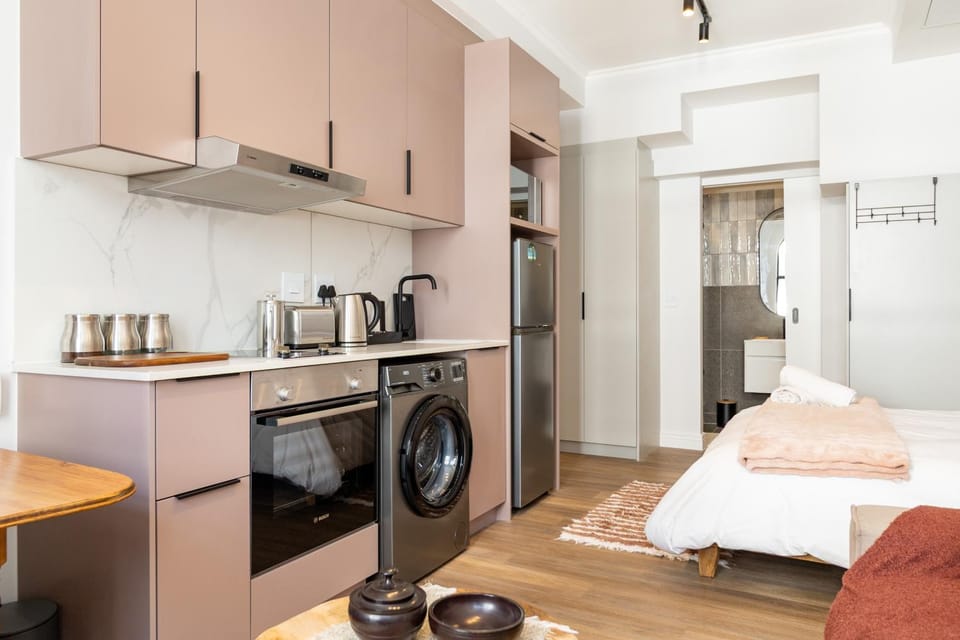 Bed, Coffee/tea facilities, Kitchen or kitchenette, Living room, Photo of the whole room, Seating area, Dining area, Bedroom, oven, stove, toaster, towels, washing machine