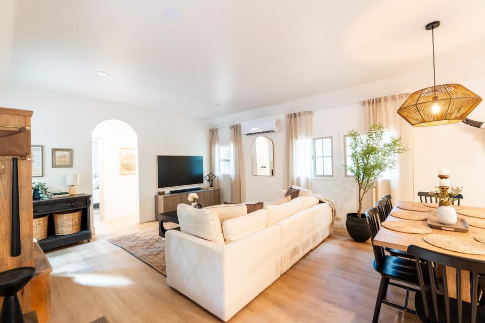 Communal lounge/ TV room, TV and multimedia, Living room, Dining area, Evening entertainment