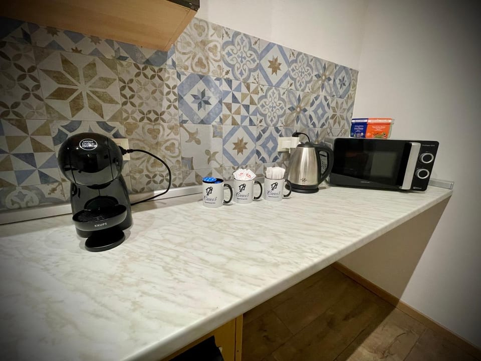 Coffee/tea facilities, microwave