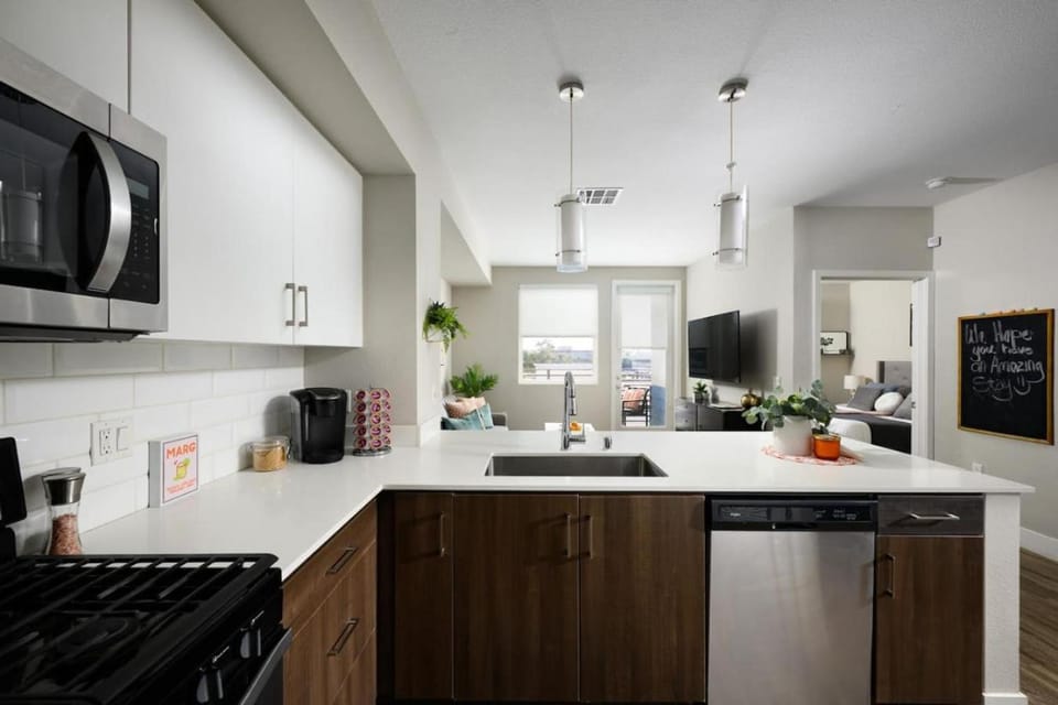 The Belladonna at Main Place - FIFA Ready! Apartment in Santa Ana