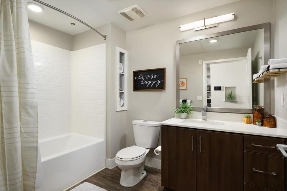 The Belladonna at Main Place - FIFA Ready! Apartment in Santa Ana