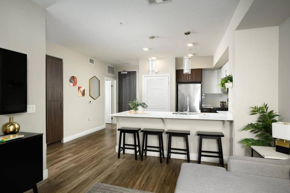 The Belladonna at Main Place - Disney Gift Card Apartment in Santa Ana