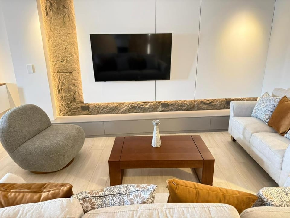 TV and multimedia, Living room, Evening entertainment