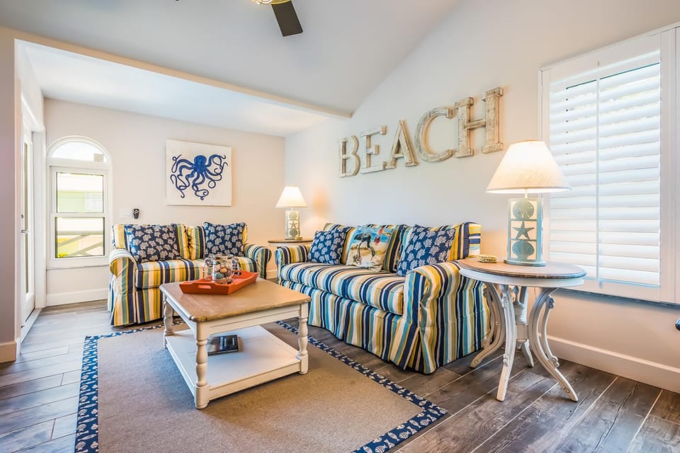 Beauty & The Beach: 1.5 Blocks to Beach! Pool & Spa by Anna Maria Life Vacation Rentals House in Holmes Beach