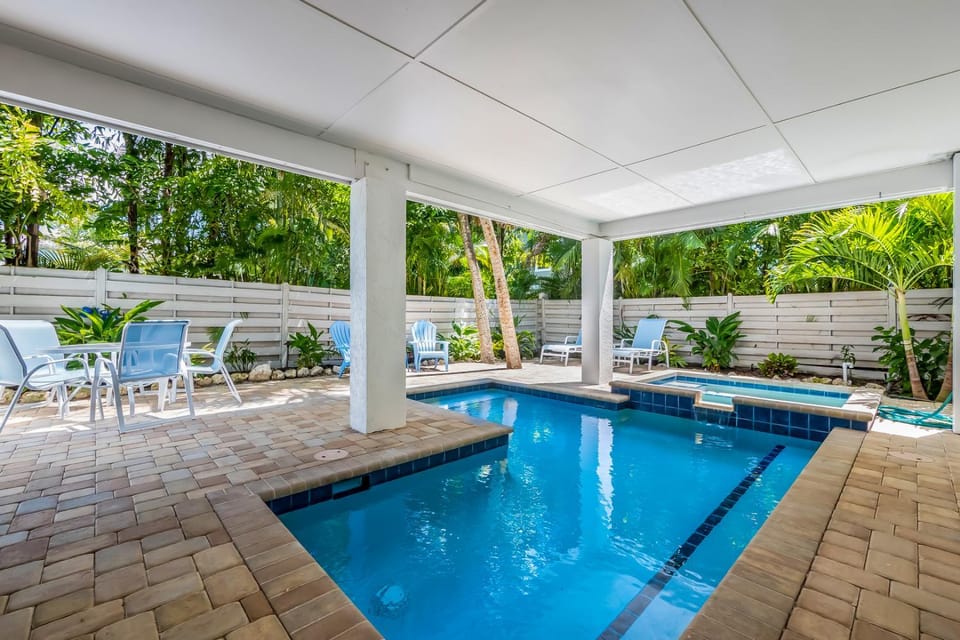 Beauty & The Beach: 1.5 Blocks to Beach! Pool & Spa by Anna Maria Life Vacation Rentals House in Holmes Beach