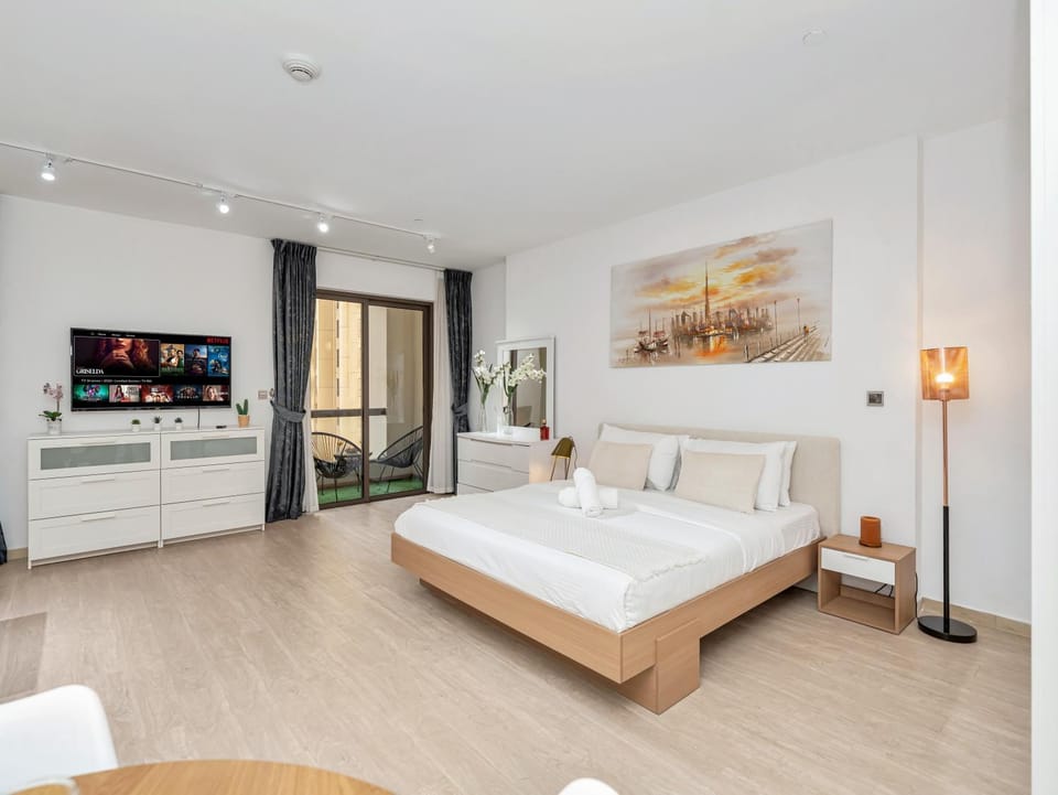 Bed, TV and multimedia, Bedroom