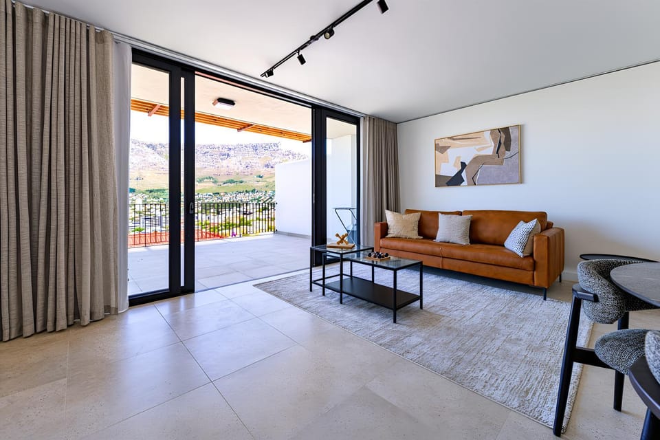 Lounge or bar, City view, Mountain view