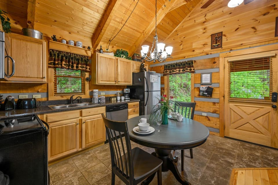 Kitchen or kitchenette, Dining area, dishwasher