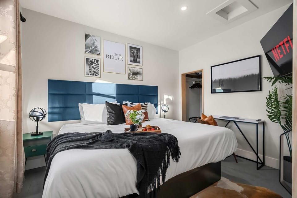 The Bedrock Modern Charm Fire Pit Downtown House in Drumheller
