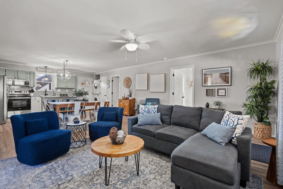 4bdrm OKI Gem - Steps to Beach with Poolside Oasis House in Oak Island