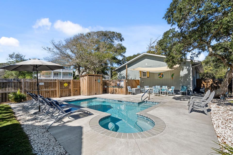 4bdrm OKI Gem - Steps to Beach with Poolside Oasis House in Oak Island