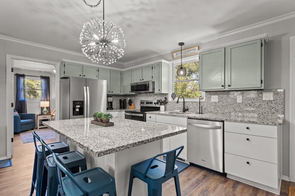 4bdrm OKI Gem - Steps to Beach with Poolside Oasis House in Oak Island