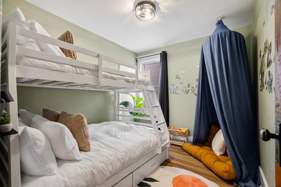 Fossil Flats 3BR Designer Home in Centre of Town House in Drumheller
