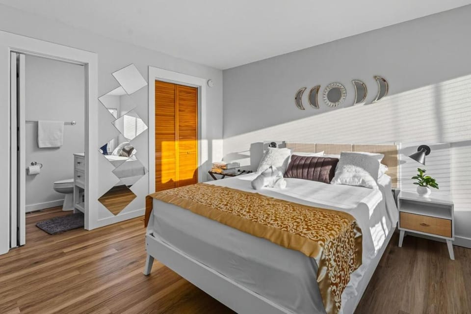 Golden Aura Beach & Pool Condo House in Pensacola Beach