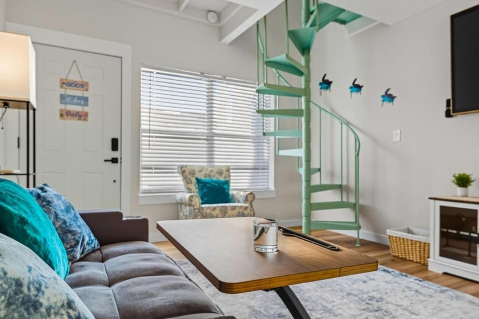 Golden Aura Beach & Pool Condo House in Pensacola Beach