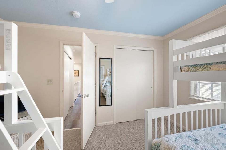 Bedroom, bunk bed