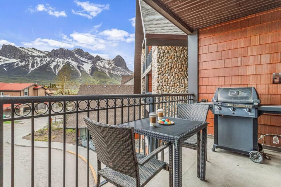 Rockies Getaway Condo With Mountain View House in Canmore