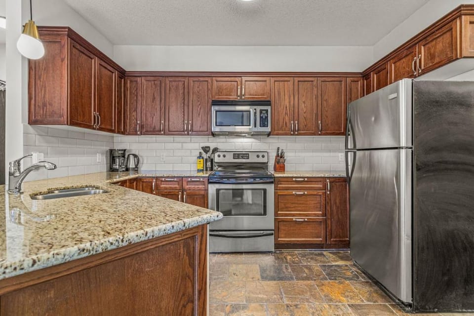 Rockies Getaway Condo With Mountain View House in Canmore