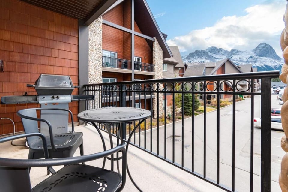 Renovated Haven in Rockies with Hot Tub and Pool House in Canmore