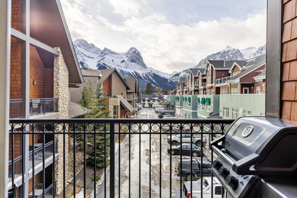 Splendid Mountain View 2BR Condo with Pool and Hot Tub House in Canmore