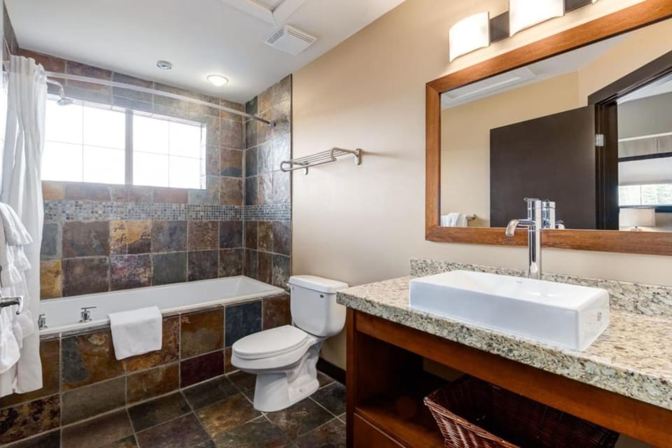 Shower, Toilet, Bathroom, Bath, towels