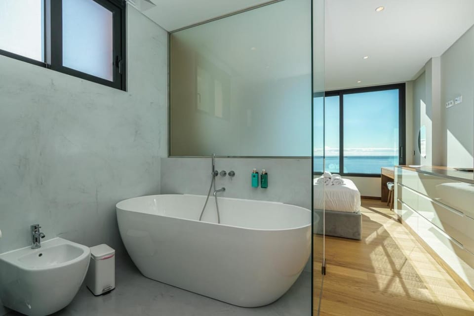 Bed, Bathroom, Photo of the whole room, Bedroom, Bath, towels