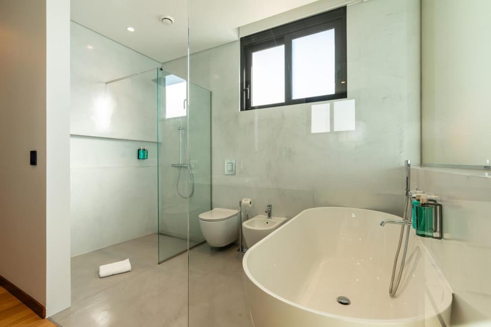 Shower, Toilet, Bathroom, Bath, towels