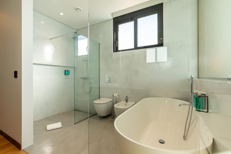 Shower, Toilet, Bathroom, Bath, towels