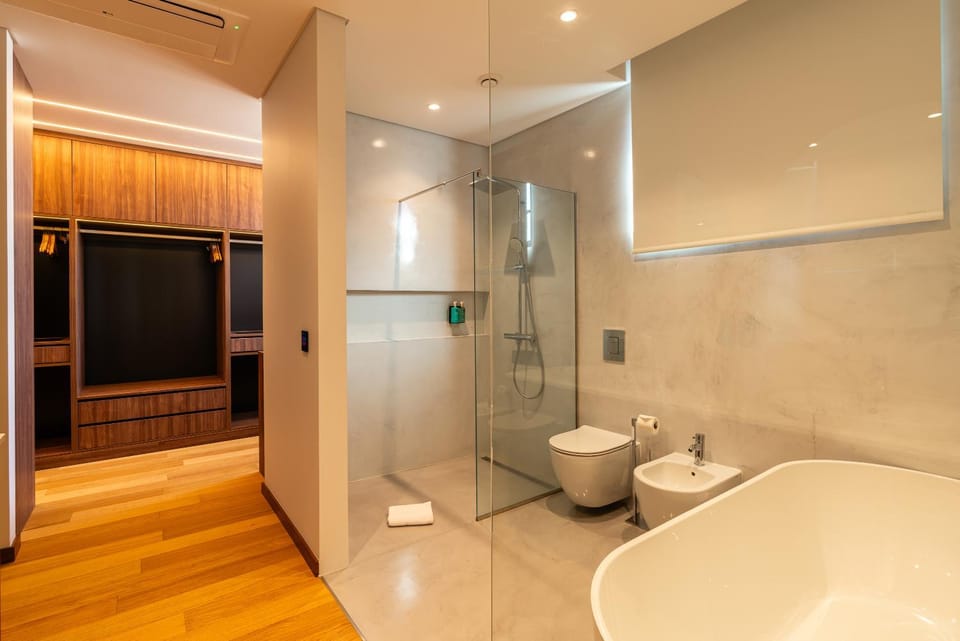 Shower, Toilet, Bathroom, Bath, bidet, towels