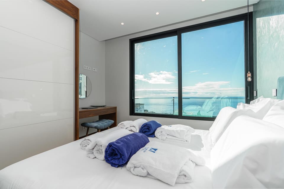 Bed, Natural landscape, TV and multimedia, Photo of the whole room, Bedroom, Sea view, towels