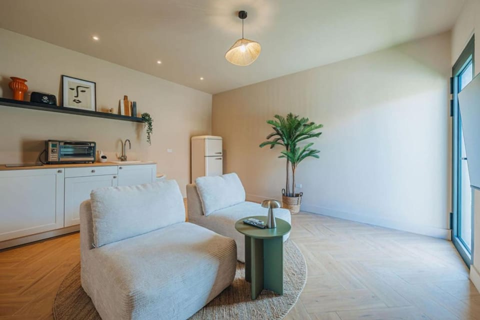 Cozy Luxe Pool Stay - 6 min Walk to Palm Beach House in Noord