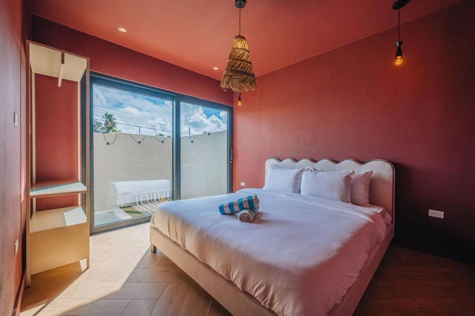 Cozy Luxe Pool Stay - 6 min Walk to Palm Beach House in Noord
