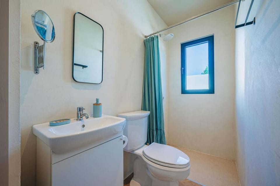 Cozy Luxe Pool Stay - 6 min Walk to Palm Beach House in Noord