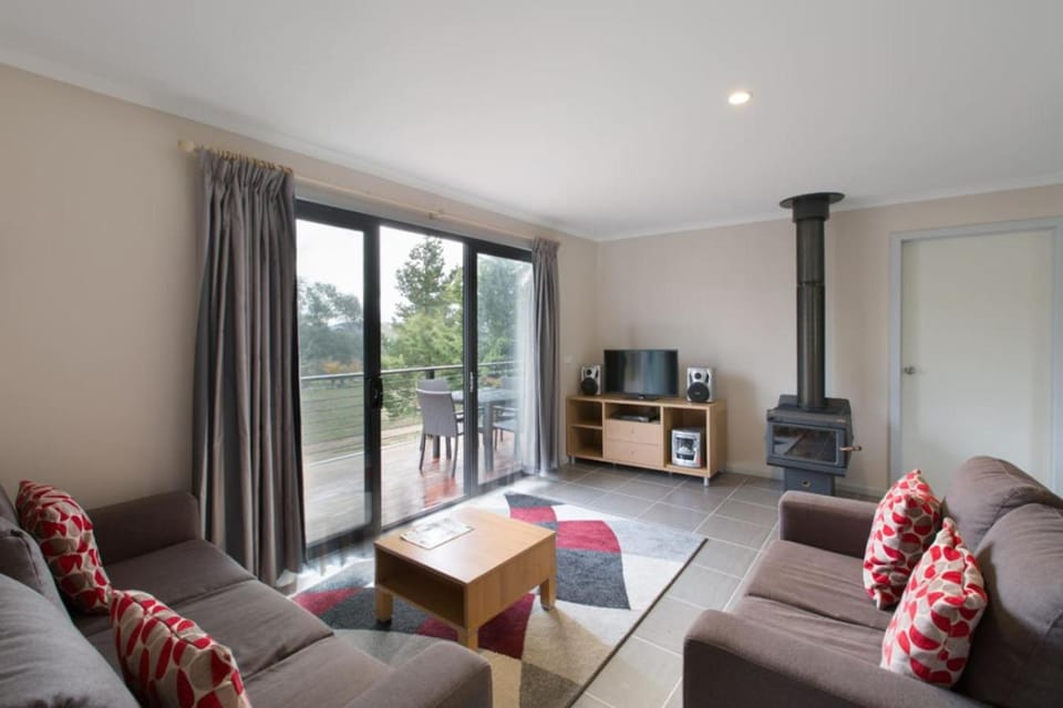 Runway View Cottage at Touchdown Cottages Country House in Jindabyne